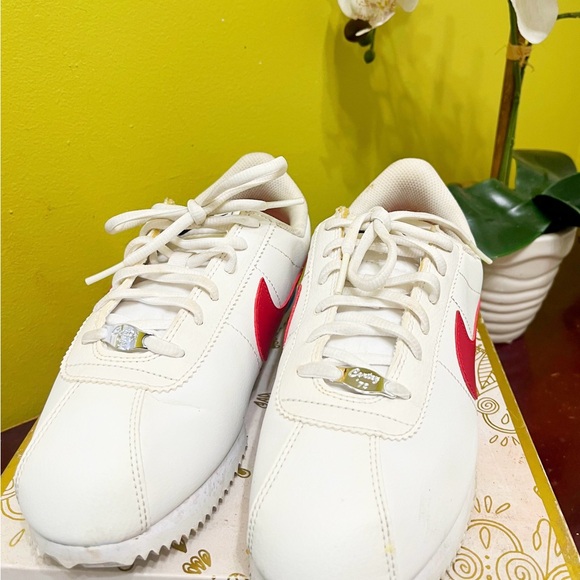 Size 7 US Women’s Nike Sneaker - Picture 5 of 6